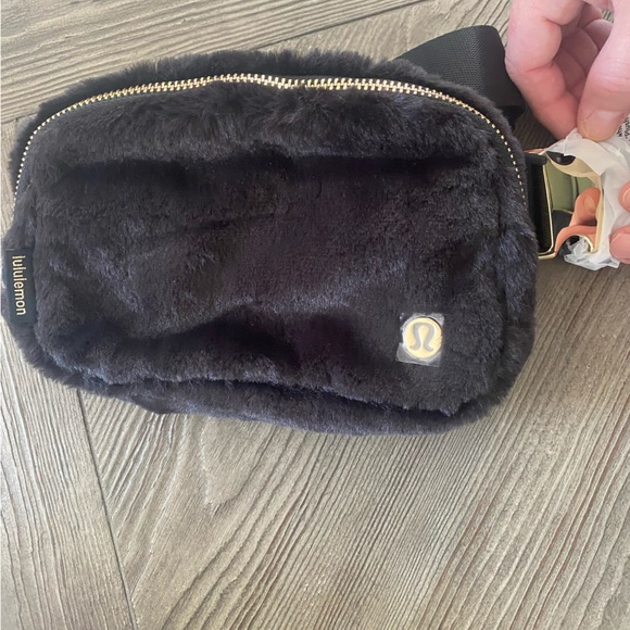 Lululemon everywhere belt bag puff fleece BNWT! - Picture 2 of 3